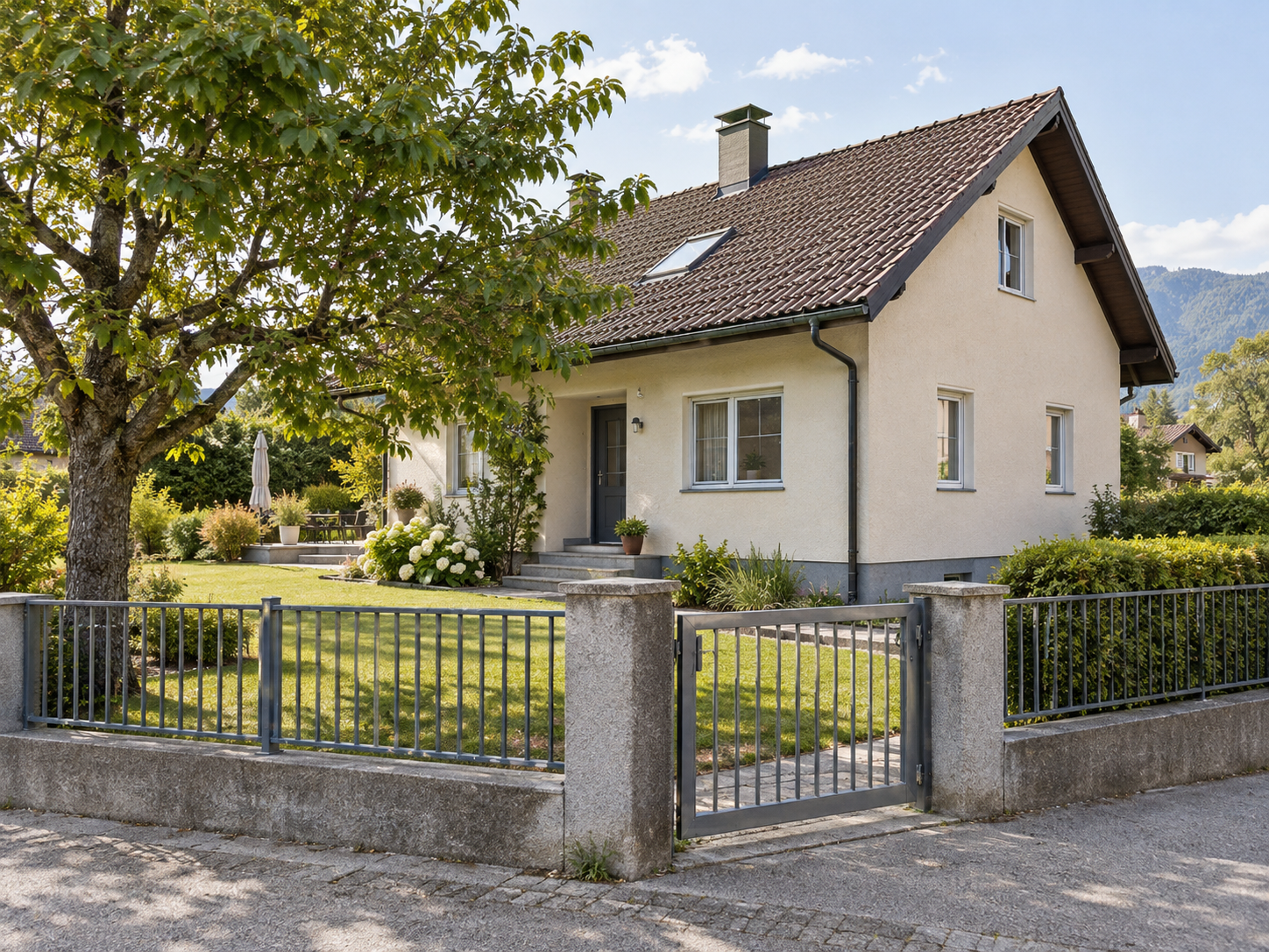 Einfamilienhaus mit Garten, Zaun und Eingangstor