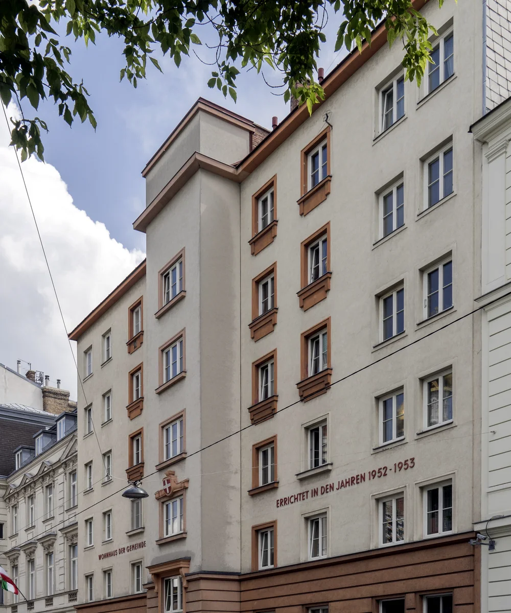 Mehrgeschossige österreichische Wohnanlage als Beispiel für Wohnungseigentum und mehrere Einheiten